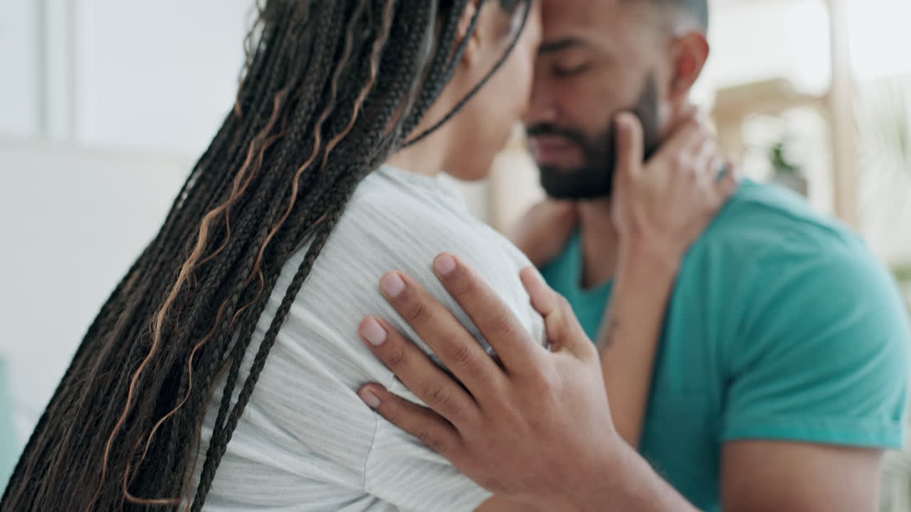 pareja y hogar con un abrazo en primer plano