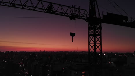 Grúa-De-Construcción-En-La-Ciudad-Al-Atardecer-órbita-Tiro-Medio