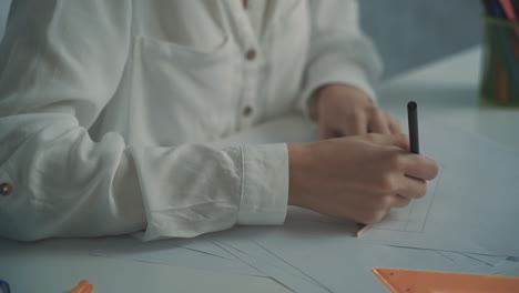 profesora manos dibujando formas geométricas en su escritorio