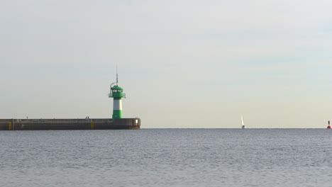 el faro verde de lübeck-travemuende se encuentra a la entrada del puerto