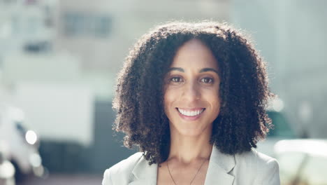 Mujer-De-Negocios,-Sonrisa-Y-Persona-Al-Aire-Libre