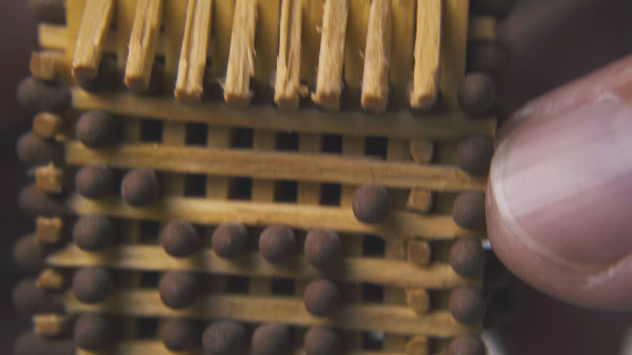 человек держит хороший дом, сделанный из спичек на светлом фоне