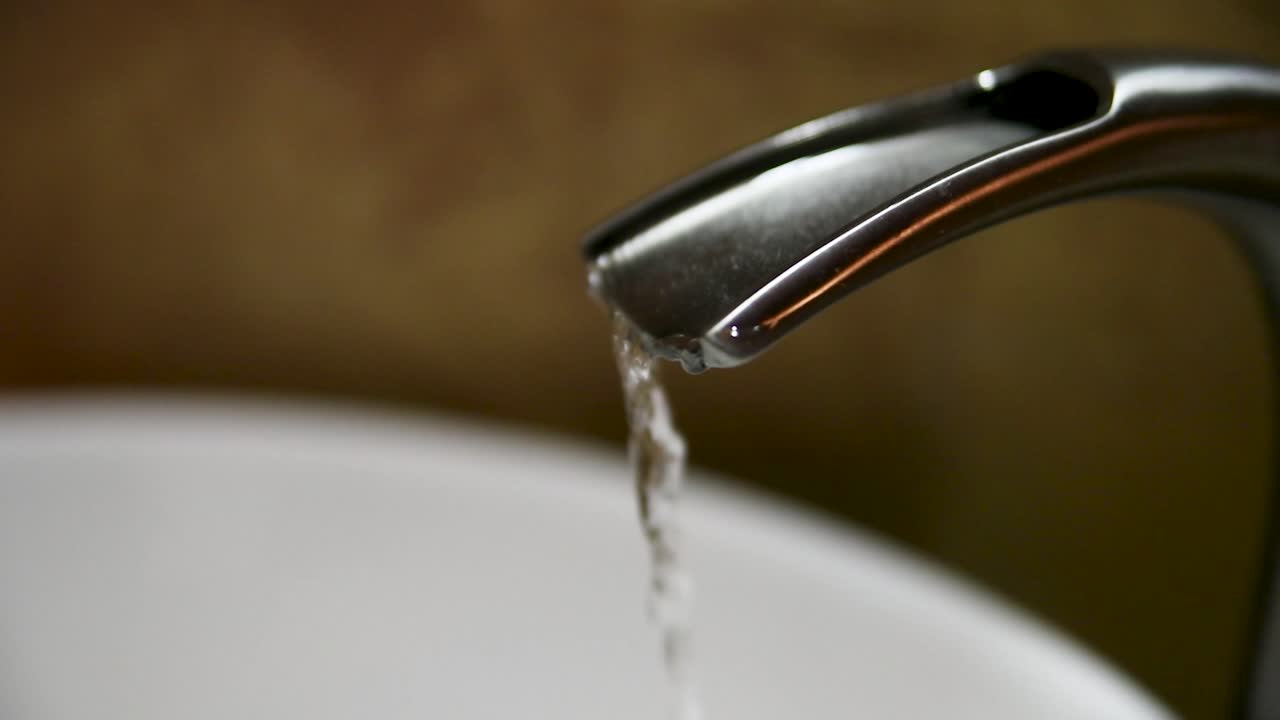 acqua che scorre dal rubinetto