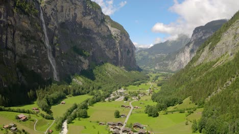 estas son algunas imágenes de drones de lauterbrunnen en suiza