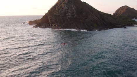 Kayak-Contra-Las-Olas-En-Hawaii,-Cerca-De-La-Isla-Na-Mokulua,-Vista-Aérea-Revelada