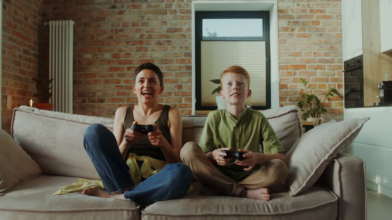 madre e hijo jugando videojuegos juntos
