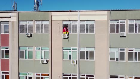 santa saliendo por la ventana de un hospital