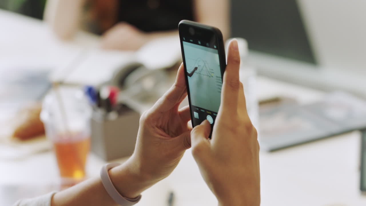 mujer de negocios con fotografía con teléfono