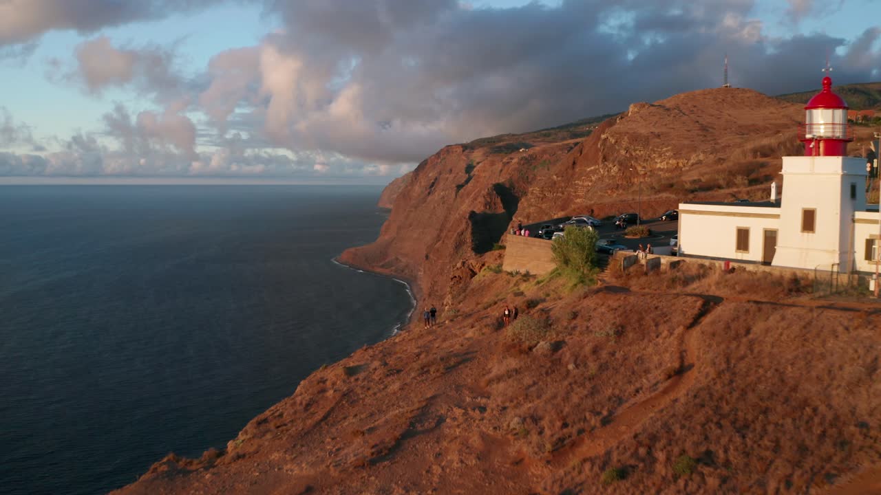 антенна на популярной туристической точке заката маяк понта-ду-паргу на острове мадейра