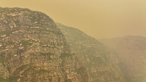 Acantilados-Escarpados-En-Sudáfrica-Cerca-De-Ciudad-Del-Cabo