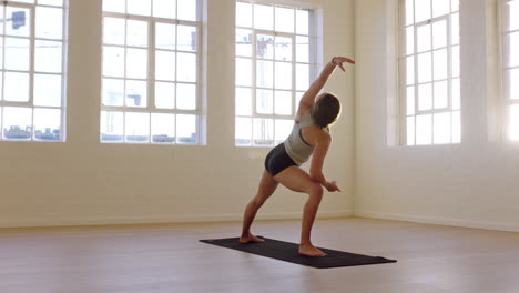 Mujer-De-Yoga-Saludable-Practicando-Pose-De-Guerrero-Disfrutando-De-Un-Estilo-De-Vida-Fitness-Haciendo-Ejercicio-En-Un-Estudio-De-Ejercicios-De-Estiramiento-En-Una-Colchoneta-De-Ejercicios-Al-Amanecer.