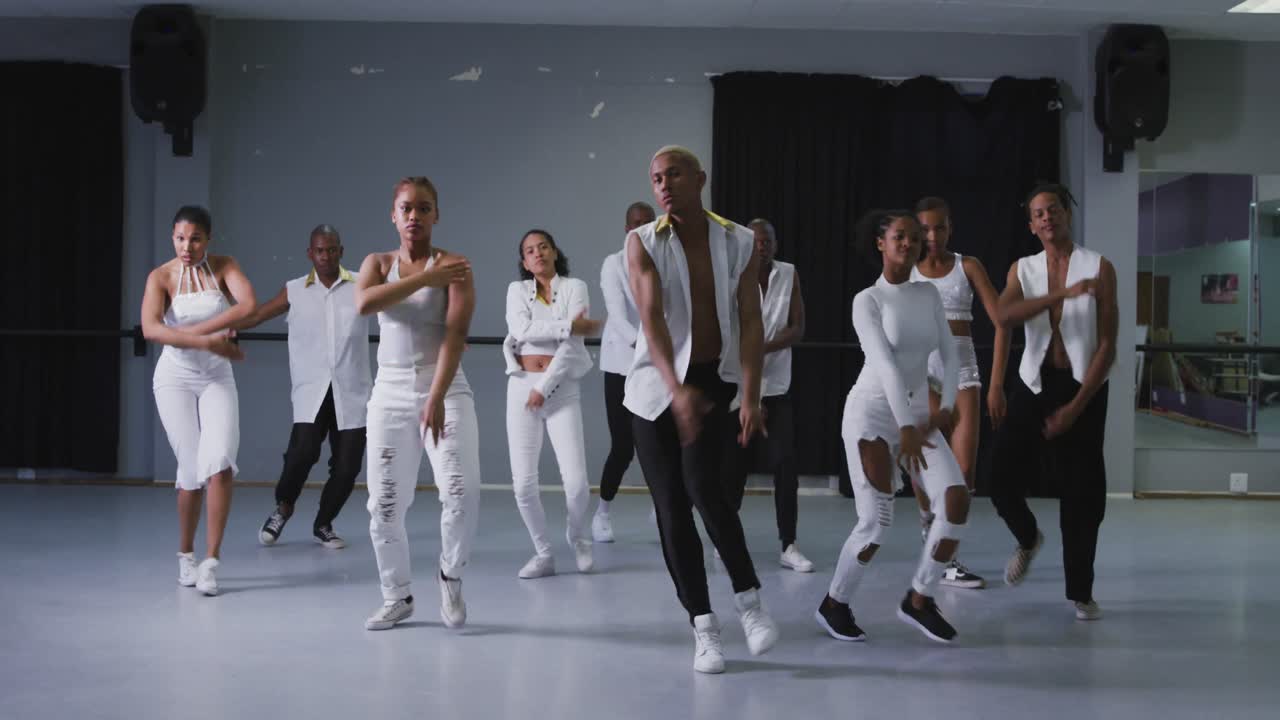 건강한 남녀 현대 댄서 들 이 댄스 루틴 을 연습 하는 다민족 그룹