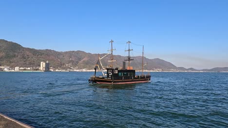 Day-view-of-boats-in-the-harbor-of-Tomonoura-,-a-fishing-port-in-the-Ichichi-ward-of-Fukuyama,-Hiroshima