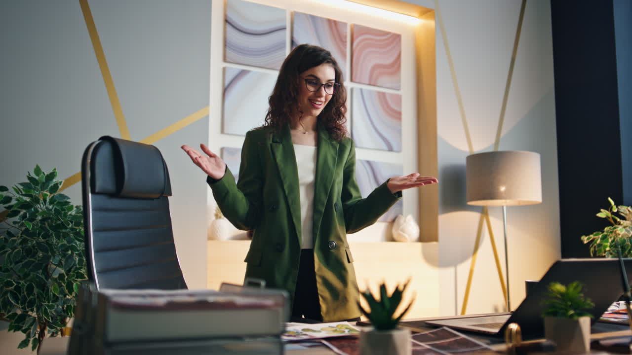 gerente ejecutivo realizando una conferencia en línea en la oficina. mujer mostrando el pulgar hacia arriba