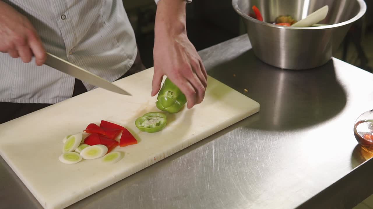 chef cortando verduras