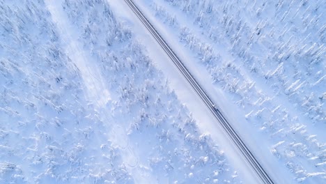 一幅空中圖顯示一輛車在瑞典一條被雪覆蓋的高速公路上行駛