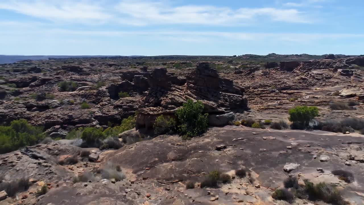 vista aérea del paisaje y las montañas rocosas 4k