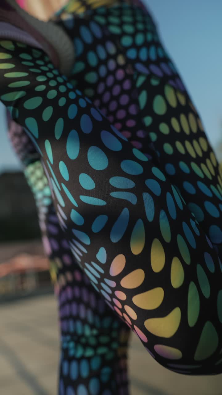 여성이 스트레칭과 운동을 하고 있습니다.