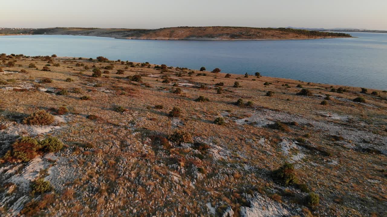 cálida luz del atardecer sobre el paisaje kárstico