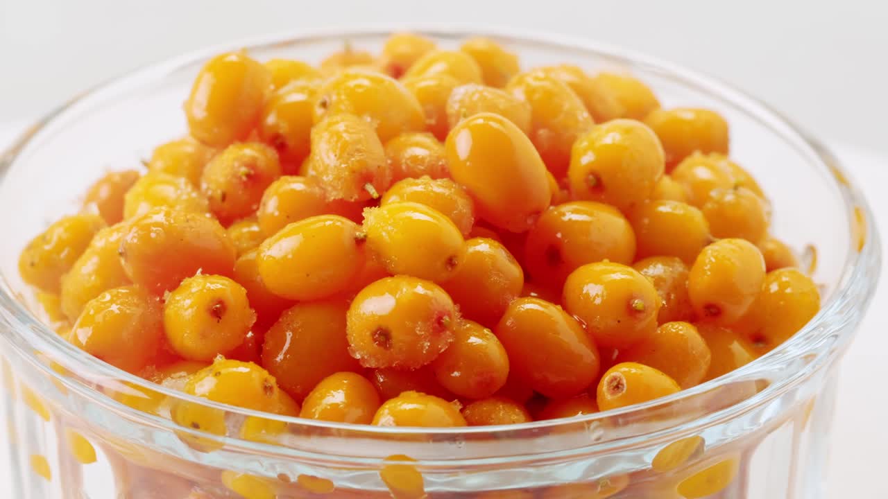 해바라기 건강한 베리 차 음료, 유리 항아리 및 잎을 가진 가지에 얼어붙은 익은 베리 어두운 나무 농촌 배경에  뷰, 피부, 심장, 혈관 및 면역 체계에 훌륭합니다.