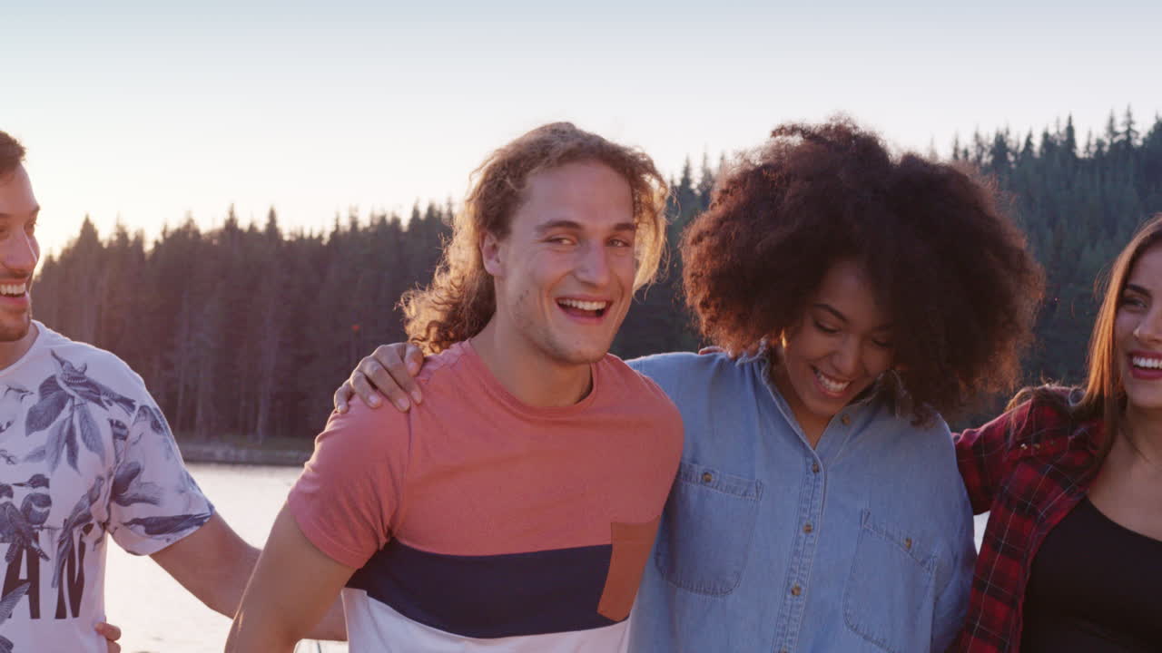 amigos riendo y abrazándose por el