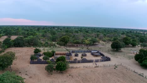 video de avión no tripulado de una aldea africana
