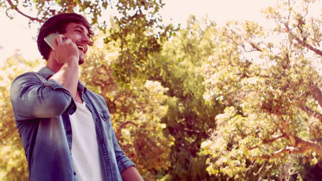 공원에서 전화 통화를 하는 스터 남자