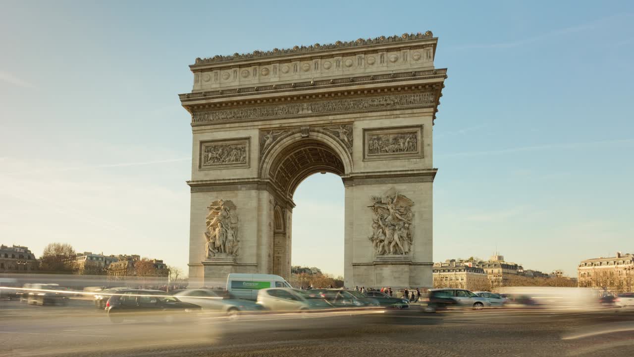 francia puesta de sol día soleado ciudad de parís famoso arco del triunfo círculo de tráfico panorama 4k lapso de tiempo