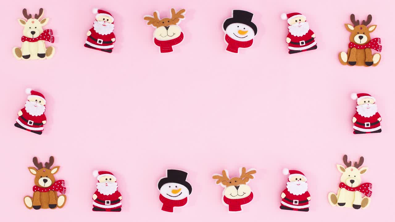 Marco de juguetes navideños para texto moviéndose sobre tema rosa pastel. Stop motion