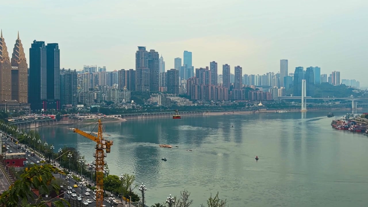 La funivia del fiume Yangtze con lo skyline della città sullo sfondo a Chongqing, Cina. Ripresa panoramica.