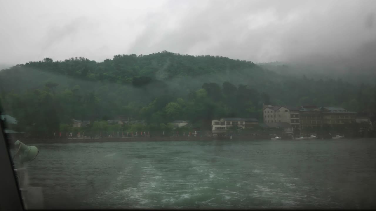 안개 낀 아침, 일본 미야지마 해안 페리에서 보기