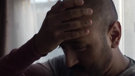 macho asiático adulto estresado masajeando la cabeza con la mano derecha