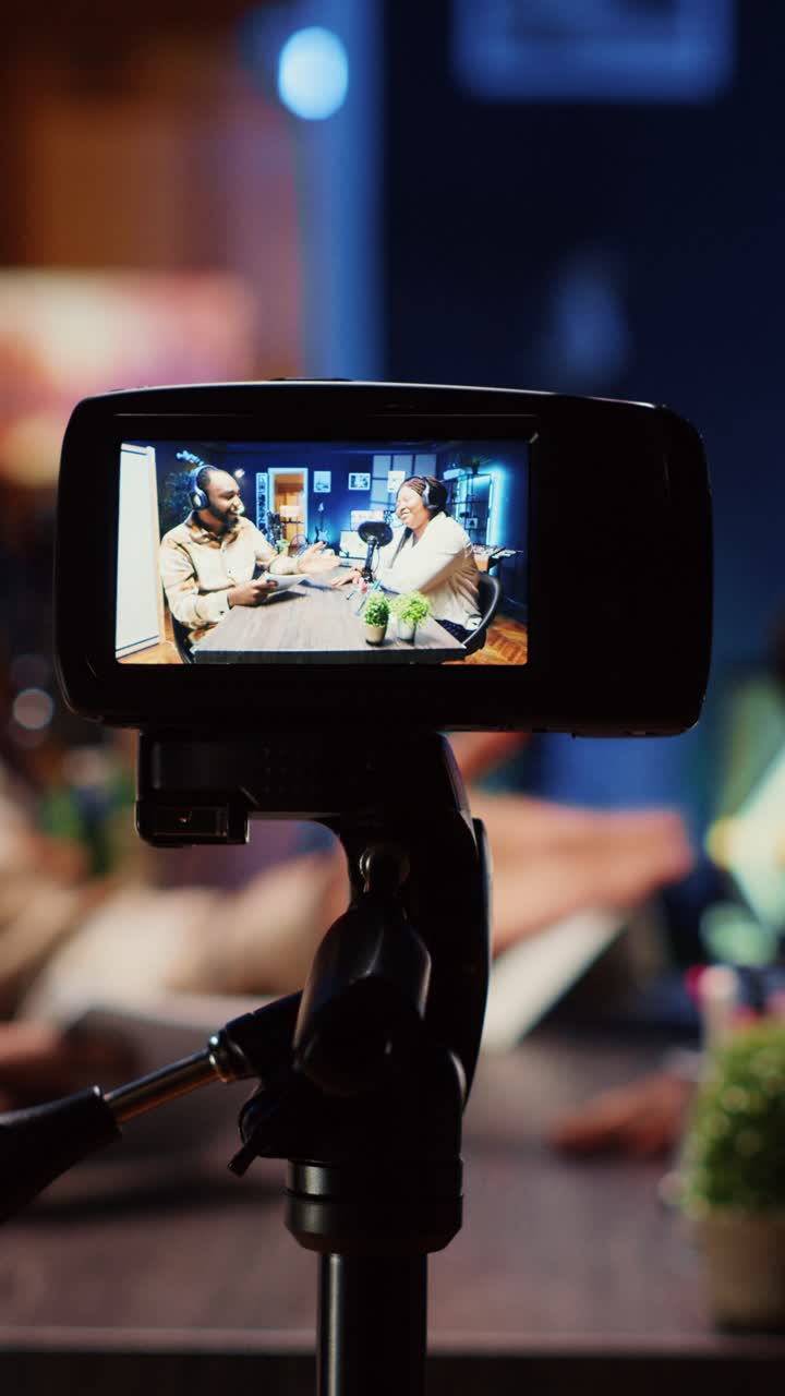 Vertikal video. Fokus på professionelt kamera, der bruges til at optage radioprogram.