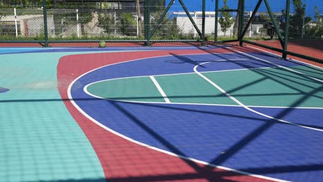 colorida cancha de baloncesto al aire libre