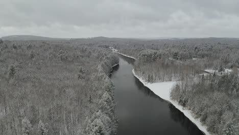 Blick-Auf-Den-Nadelwald-Und-Den-Fluss-Piscataquis