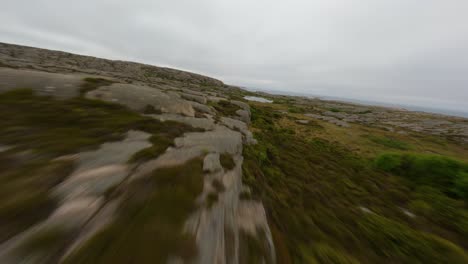 vuelo de un dron fpv por el borde de un acantilado en ramsvik, suecia
