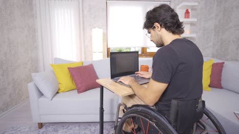 persona discapacitada que trabaja con un portátil.