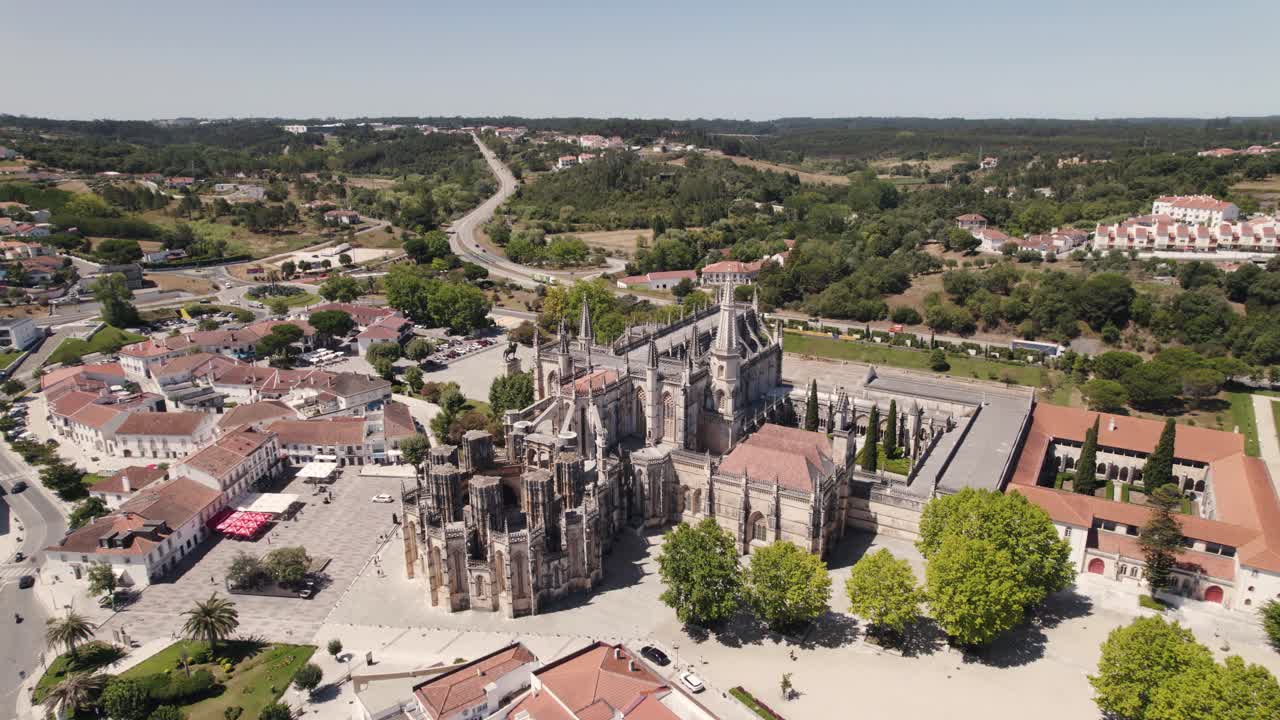 antena orbitando sobre el monasterio gótico de santa maria da vitória, batalha - portugal