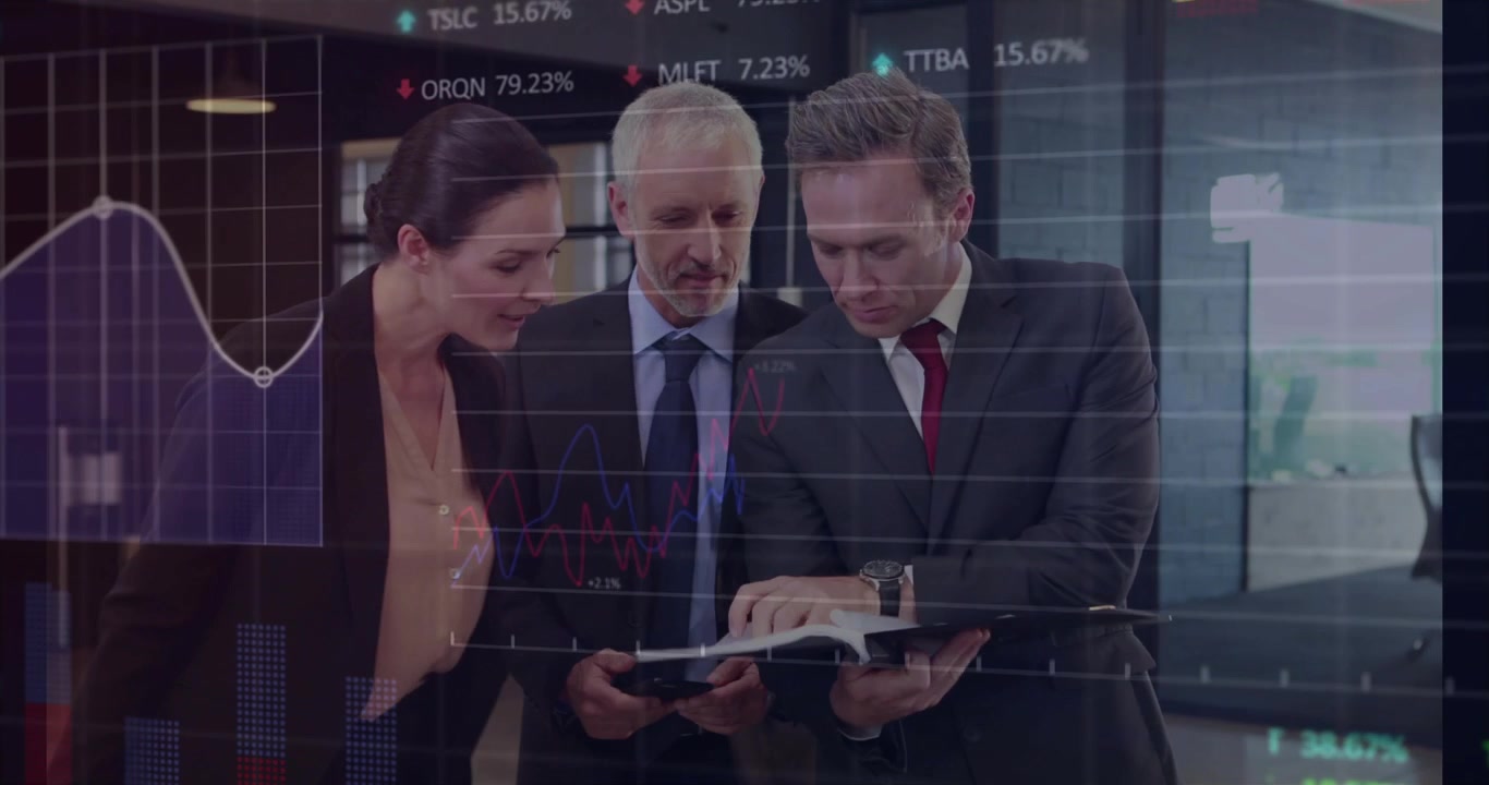Homem de gravata vermelha iniciando aperto de mão, abrindo pasta, enquanto gráficos financeiros ao vivo orientam a análise da equipe via telefone.
