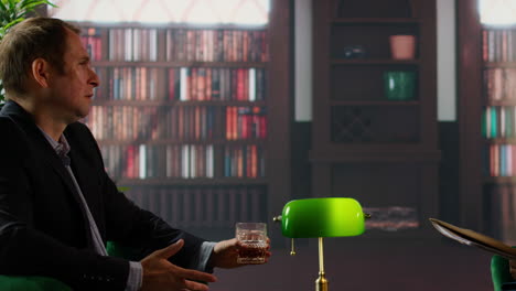varios hombres en la biblioteca del servicio secreto revisando informes clasificados con whisky.