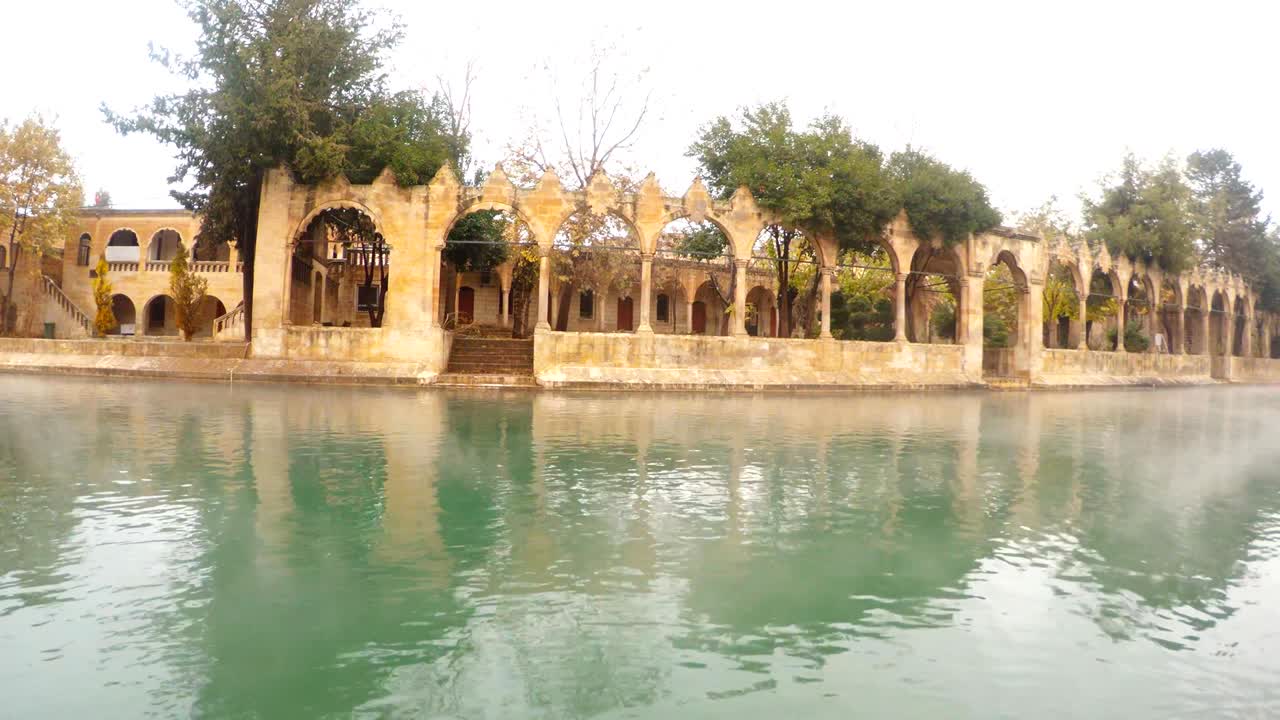 panorama magnífica vista de balikligol y la mezquita de halil-ur-rahman en la niebla