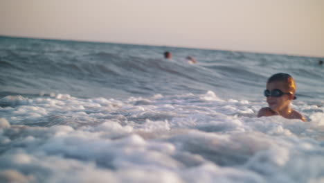 sea wave hit the child and covering him with spalshes