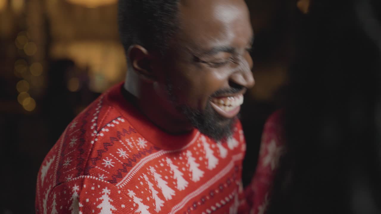 tiro de seguimiento alrededor de un grupo de amigos celebrando la navidad en un bar