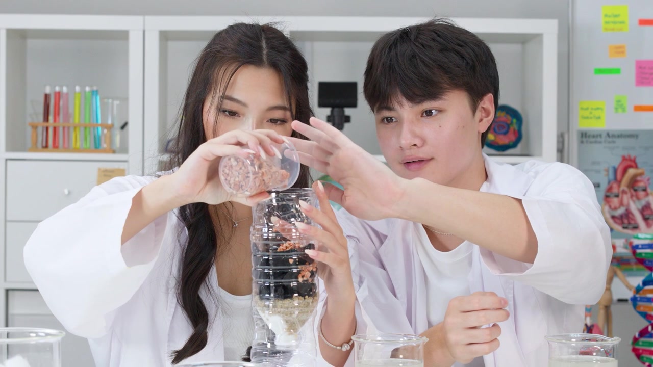 นักเรียนรุ่นเยาว์ทำการทดลองวิทยาศาสตร์ในห้องเรียน