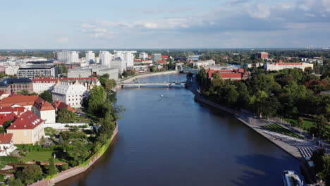 toma aérea sobre el río oder en wroclaw, polonia