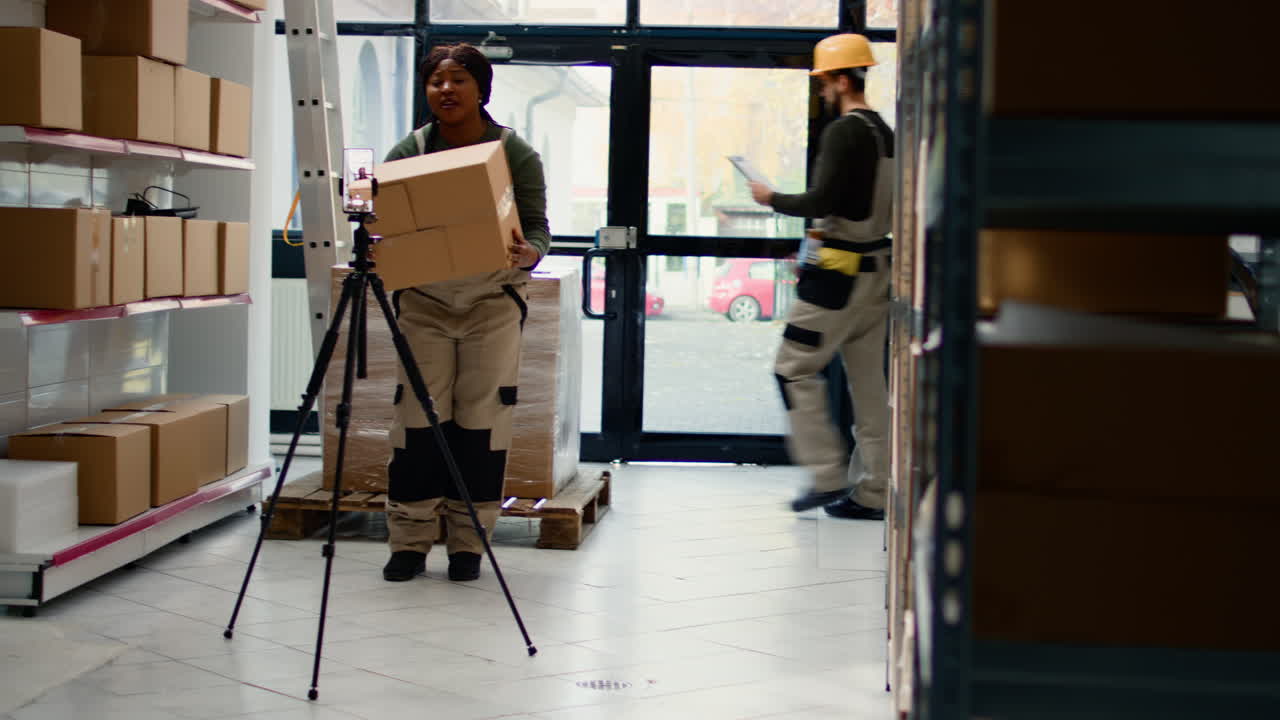 Dipendente di magazzino che registra un video con lo smartphone