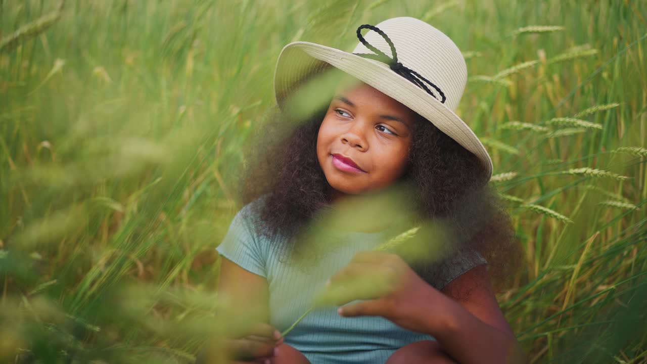 una niña en un campo de trigo