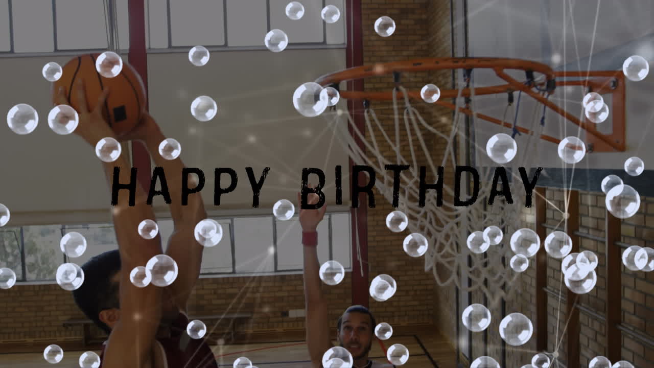 animación de feliz cumpleaños texto y burbujas sobre un grupo diverso de jugadores de baloncesto en el gimnasio