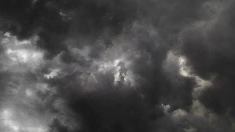 nubes iluminadas por rayos