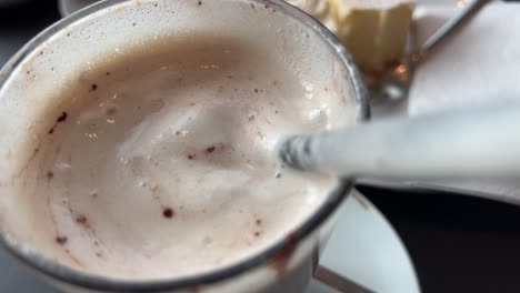 bebiendo chocolate caliente con crema a través de una pajita